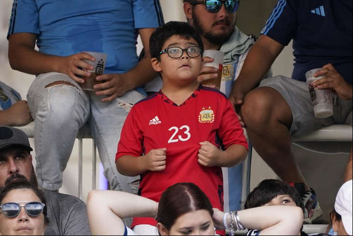 Un nene en el Madre de Ciudades de Santiago del Estero con la de Dibu.
Foto: Fernando de la Orden