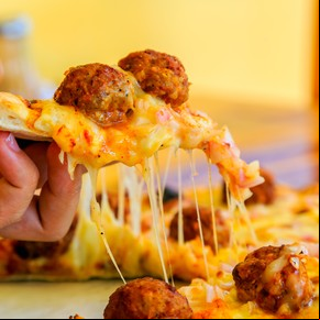 Pizza con albóndigas