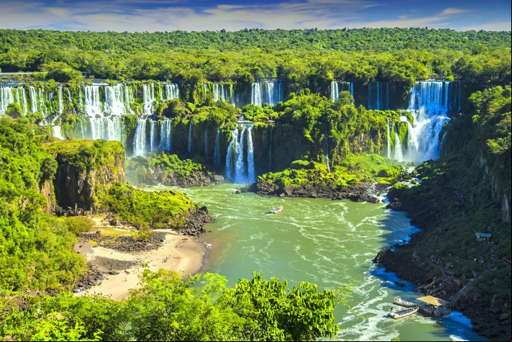 Las Cataratas del Iguazú, en medio de la selva. Foto Shutterstock