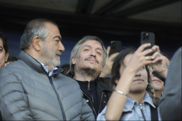 Máximo Kirchner estuvo presente en el escenario desde donde habló Sergio Massa. Foto Federico López Claro.