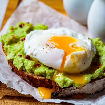 Avocado toast: cuántas calorías tiene la tostada con palta y 6 recetas fáciles y mucho más baratas que en los bares de moda 