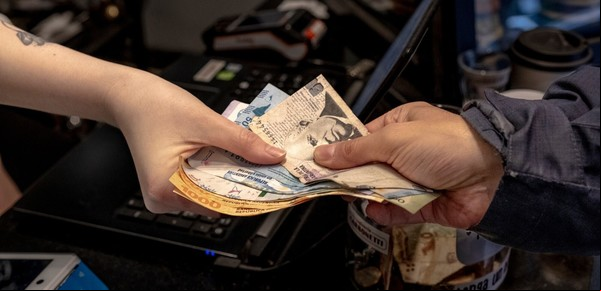 Por primera vez en cinco meses, se detuvo la caída del crédito al sector privado