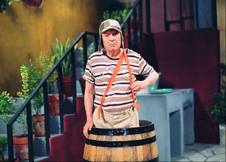 Chespirito encarnando al Chavo del Ocho.