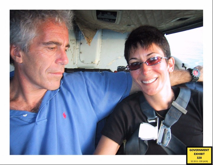 Epstein y Maxwell, en una imagen del expediente judicial. Foto: AFP.