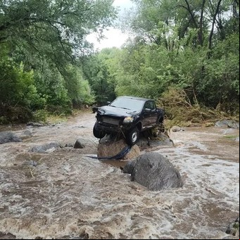 Impresionante video: así se llevaba una camioneta el arroyo de Villa General Belgrano en medio del fuerte temporal 
