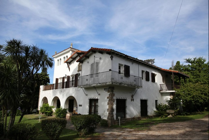 Una construcción neocolonial en Los Troncos que alberga el Archivo Municipal. Foto Archivo