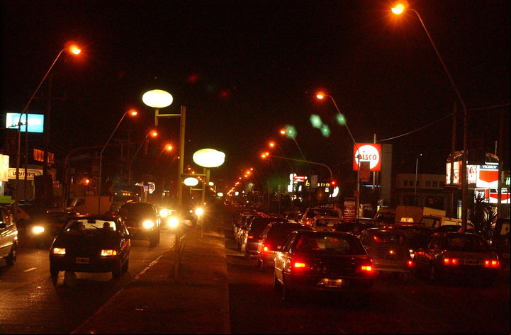 La avenida Constitución, en una noche de febrero de 2004. Foto Fabián Gastiarena / Archivo