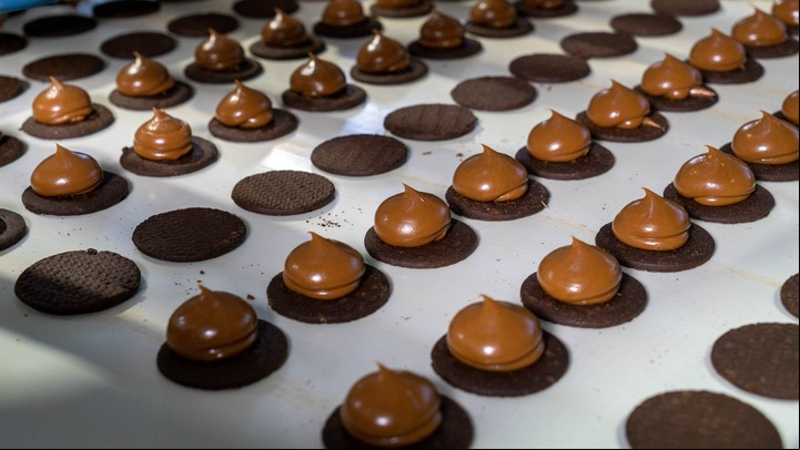 Fantoche elabora más de 650 mil alfajores triples por día.
