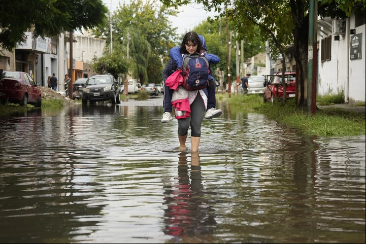 Caminar por calles anegadas es peligroso, pero a veces no queda opción. Foto: Maxi Failla.