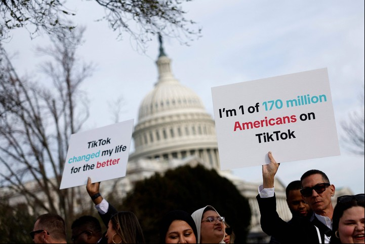 Una manifestación a favor de la app china en las afueras del Congreso de Estados Unidos. (Foto: AFP)