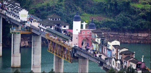 Cómo es el pueblo que crece sobre un puente: casas, restaurantes y un Cristo