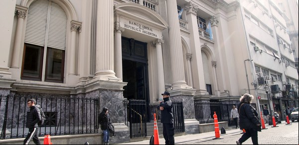 En el último día de mayo el dólar minorista cerró en $ 1.200 y las reservas cayeron US$ 1.500 millones 