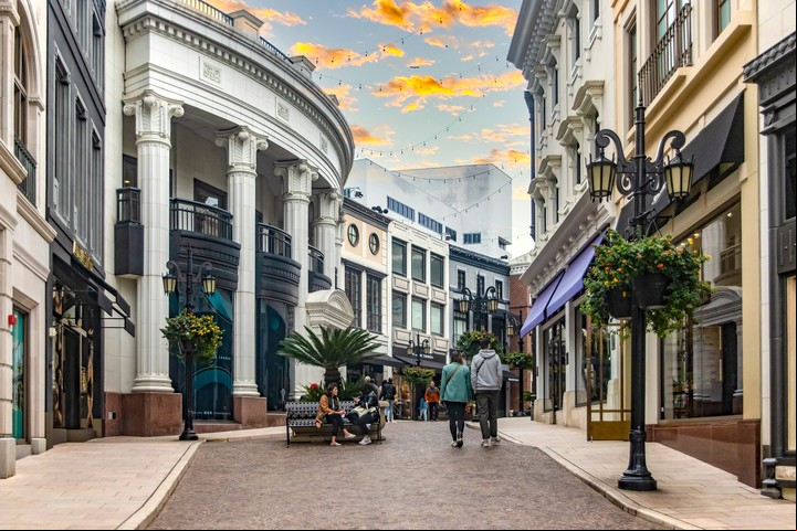 Rodeo Drive y sus tiendas de marcas internacionales. Foto Shutterstock