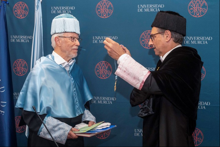 El escritor sudafricano John Maxwell Coetzee (i), es investido doctor honoris causa por la Universidad de Murcia en un acto presidido por el rector de la citada institución, José Luján (d). EFE/Marcial Guillén