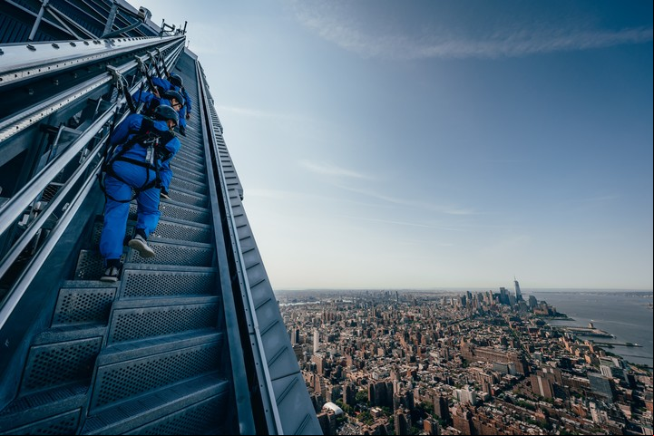 Una escalera rumbo a una plataforma donde asomarse. Foto Edge