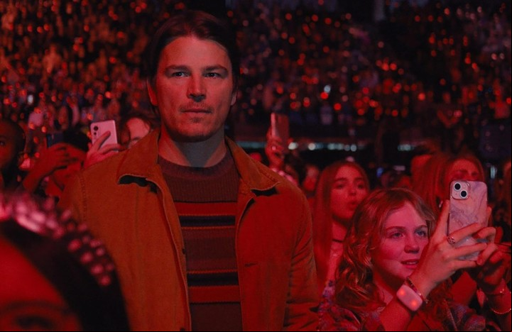 Josh Hartnett y Ariel Donoghue, papá y la hija en el concierto. Fotos WB