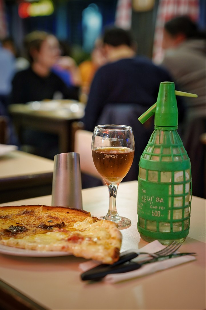 Un clásico, porción de mozzarella y fainá, en El Mazacote. Foto: Martín Bonetto.