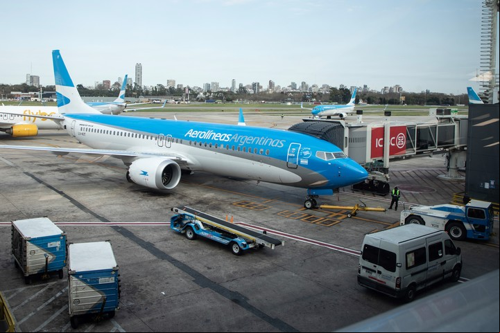 Además de pasajeros, Aerolíneas lleva paquetes. Foto: Xinhua.