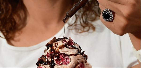 Esta heladería de Belgrano se hizo viral por tener "el sabor del año" con frambuesas bañadas de chocolate: conocé cuál es y cómo visitarla