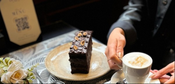 Este café de San Telmo se destaca por sus abundantes platos y alta coctelería de autor: cómo visitarlo