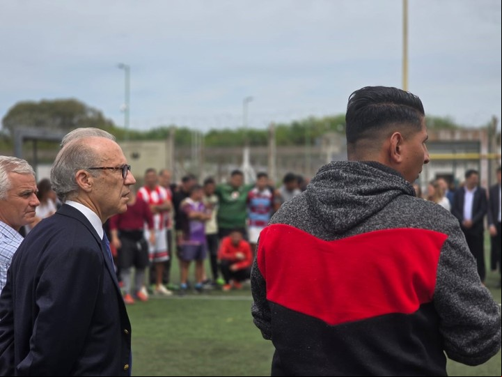 El juez Rosenkrantz con el equipo de rugby "los espartanos" integrado por presos.