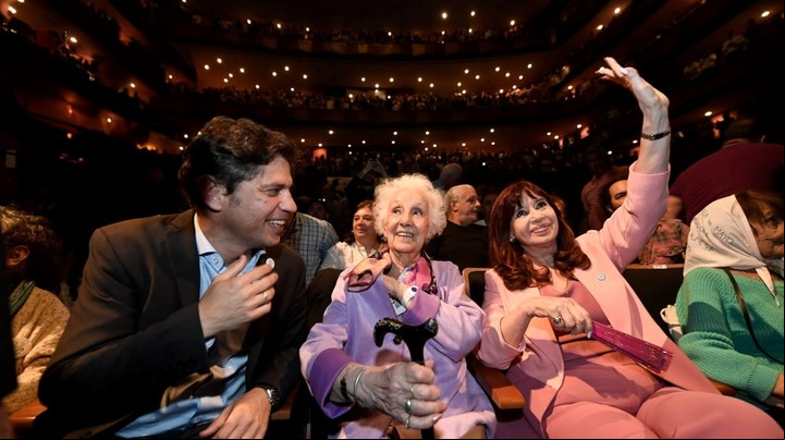 Cristina Kirchner y Kicillof en un evento por los 47 años de Abuelas de Plaza de Mayo. La expresidenta y el gobernador bonaerense se saludaron, pero no intercambiaron palabras.ese día