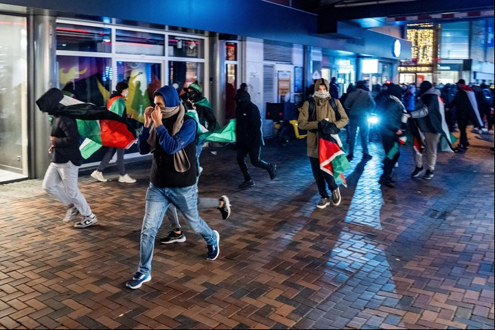 Manifestantes con banderas palestinas marchan en la antesala del partido de la UEFA Europa League entre el Ajax y el Maccabi Tel Aviv en el Anton de Komplein de Ámsterdam. Foto EFE