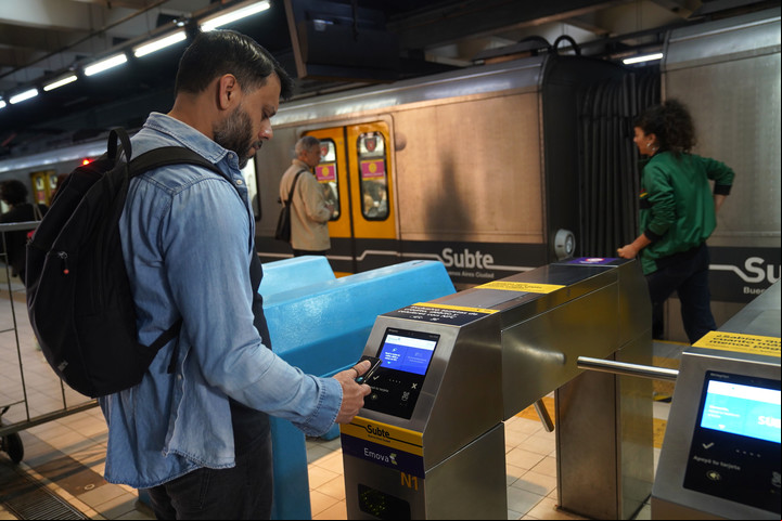 El subte, por ejemplo, se puede pagar acercando tarjetas o el celular.
Foto Guillermo Rodriguez Adami