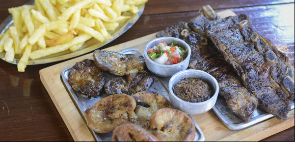 El asado perfecto tiene mollejas, chinchulines, chorizos y morcillas: ¿en qué orden van a la parrilla?