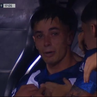 Valentín Gómez sufrió una brutal patada de nocaut de Wanchope Ábila y no podía dejar de llorar cuando tuvo que dejar la cancha 