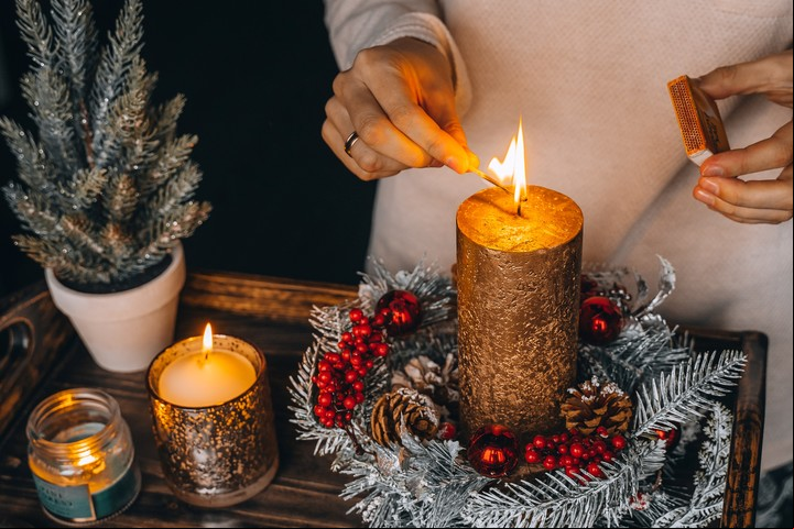 Ritual del espíritu de la Navidad: encender velitas y manifestar deseos es una forma de convocar a la energía positiva en estas fechas. Foto: ilustración Shutterstock