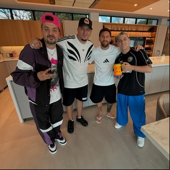 Lionel Messi recibió a los integrantes de "Un poco de ruido", que le llevaron una jarra de regalo