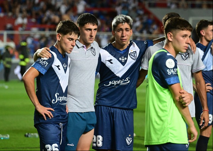 El dolor de algunos jugadores de Vélez tras la derrota con Central Córdoba. Foto Sebastian Granata