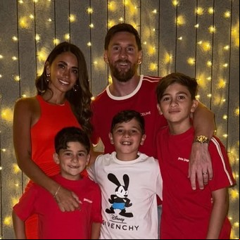La Navidad de los Messi: Antonela Roccuzzo compartió las fotos del festejo en familia, con looks en rojo y distintos estilos