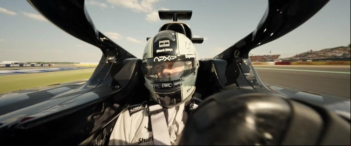 A Brad Pitt no se lo distingue mucho debajo del casco de su Fórmula Uno.