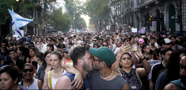 Protesto contra insultos de Milei reúne multidões em Buenos Aires