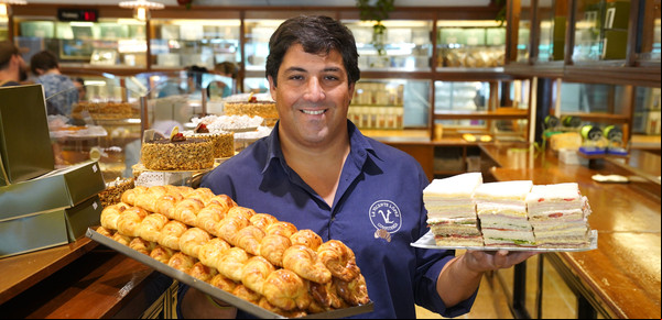 En Vicente López, la confitería que cumple 120 años y que es famosa por sus sándwiches de miga y sus medialunas