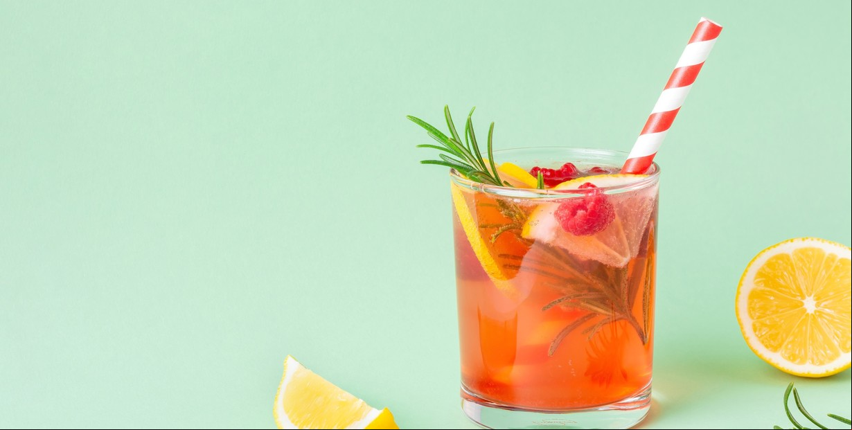 Receta de Agua saborizada de frambuesa, naranja y romero