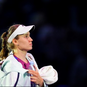 Otro caso de abuso sacude al tenis femenino: Rybakina sufrió maltrato de su entrenador y la WTA lo suspendió por 12 meses