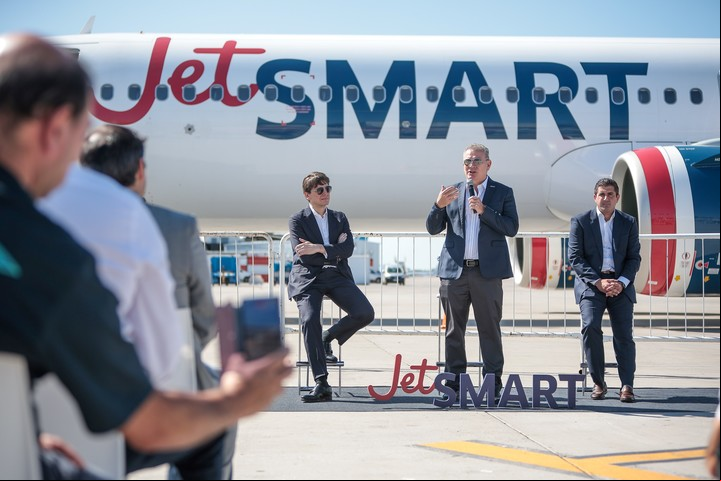Arturo Barreira, Presidente de Airbus America Latina; Estuardo Ortiz, CEO de JetSMART y Daniel ketchibachian, CEO de Aeropuertos Argentina, en la presentación del Airbus A321 en febrero. 