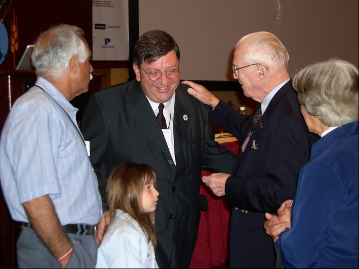 Roberto luego de su disertación en el 7mo Congreso Mundial del Trigo, conversando con el Dr. Norman Borlaug, Premio Noble de la Paz 1970.