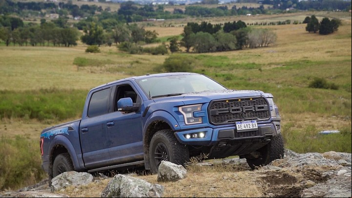La F-150 Raptor y sus 456 CV del motor biturbo se luce en cada terreno.