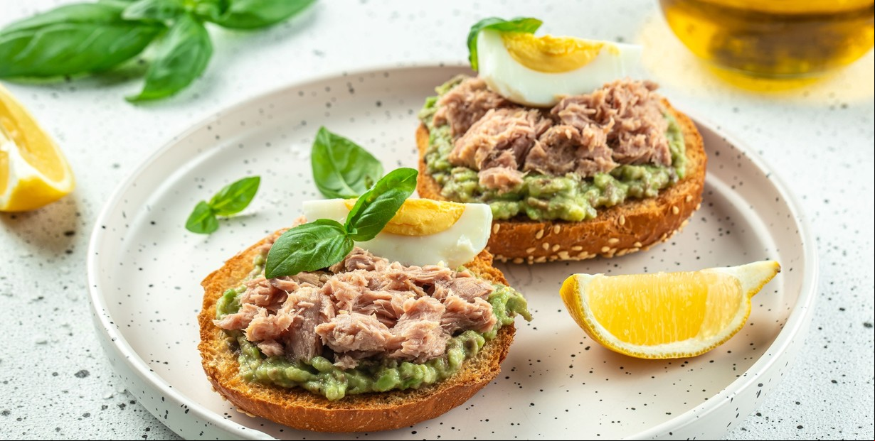 Receta de Avocado toast con atún 