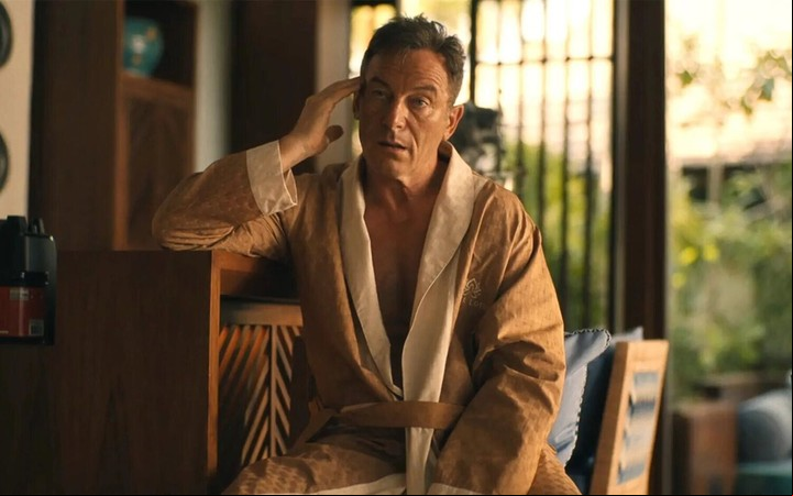 Timothy (Jason Isaacs), segundos antes del desastre con la bata abierta. Foto MAX
