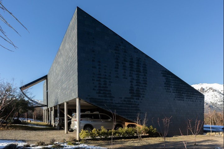 UAN House. Para preservar la vegetación original, el proyecto articula dos volúmenes: la vivienda y un jardín elevado sobre la vegetación existente. Foto Gastón Schouabs.