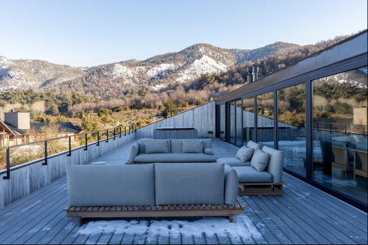 Una amplia terraza que expande la vivienda hacia el paisaje. Foto Gastón Schouabs.