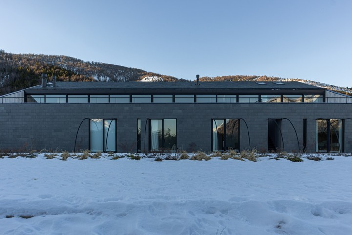 UAN House. En el exterior, la pizarra negra define tanto los muros como la cubierta. Foto Gastón Schouabs.