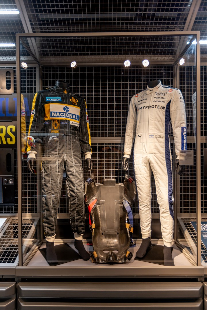 Uno de los salones de Fórmula 1 La Exhibición Buenos Aires, con el traje que Colapinto usó el año pasado en Williams. Foto Gentileza F1 The Exhibition
