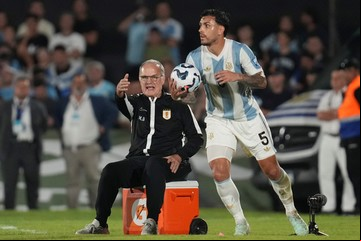 Marcelo Bielsa sacó en el primer tiempo a De Arrascaeta: por qué el Loco se enojó con una de sus figuras en el partido ante Argentina 