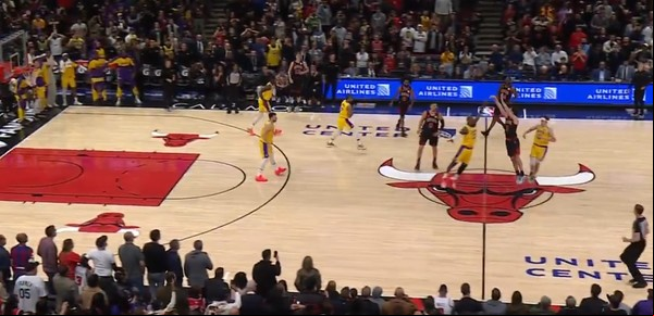 Final electrizante en la NBA: Chicago le ganó a los Lakers con 12,6 segundos de película, error de LeBron James y tres triples, incluido uno desde media cancha